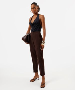 calça alfaiataria cintura alta com pences - marrom escuro