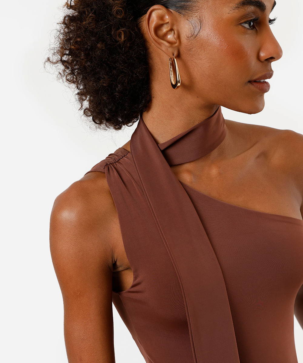 body ombro único feminino com amarração marrom