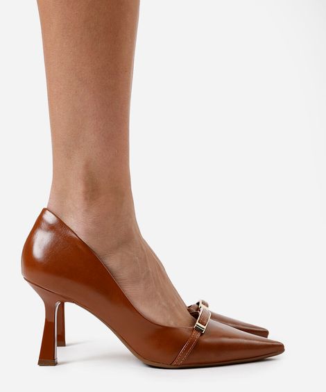 scarpin bico fino com fívela oneself marrom