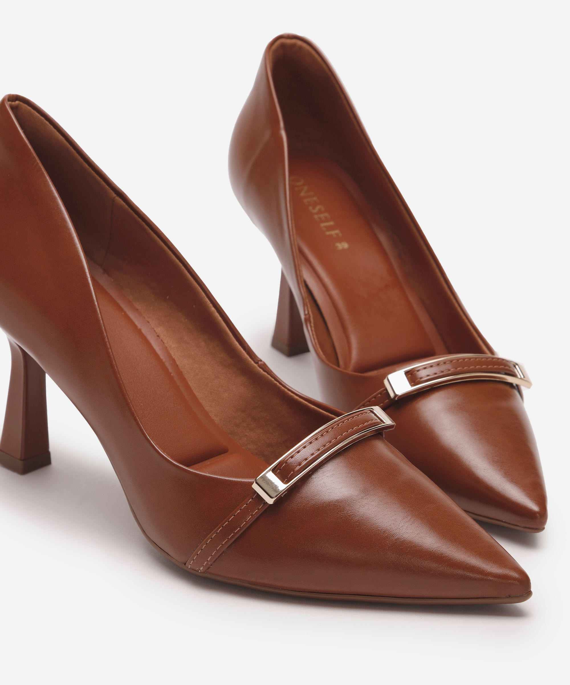 scarpin bico fino com fívela oneself marrom