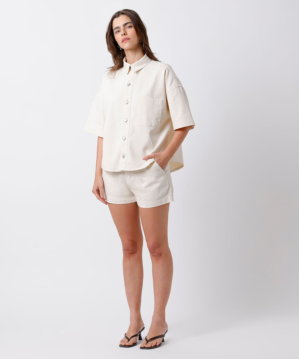 short reto feminino de sarja com pregas mindset off white
