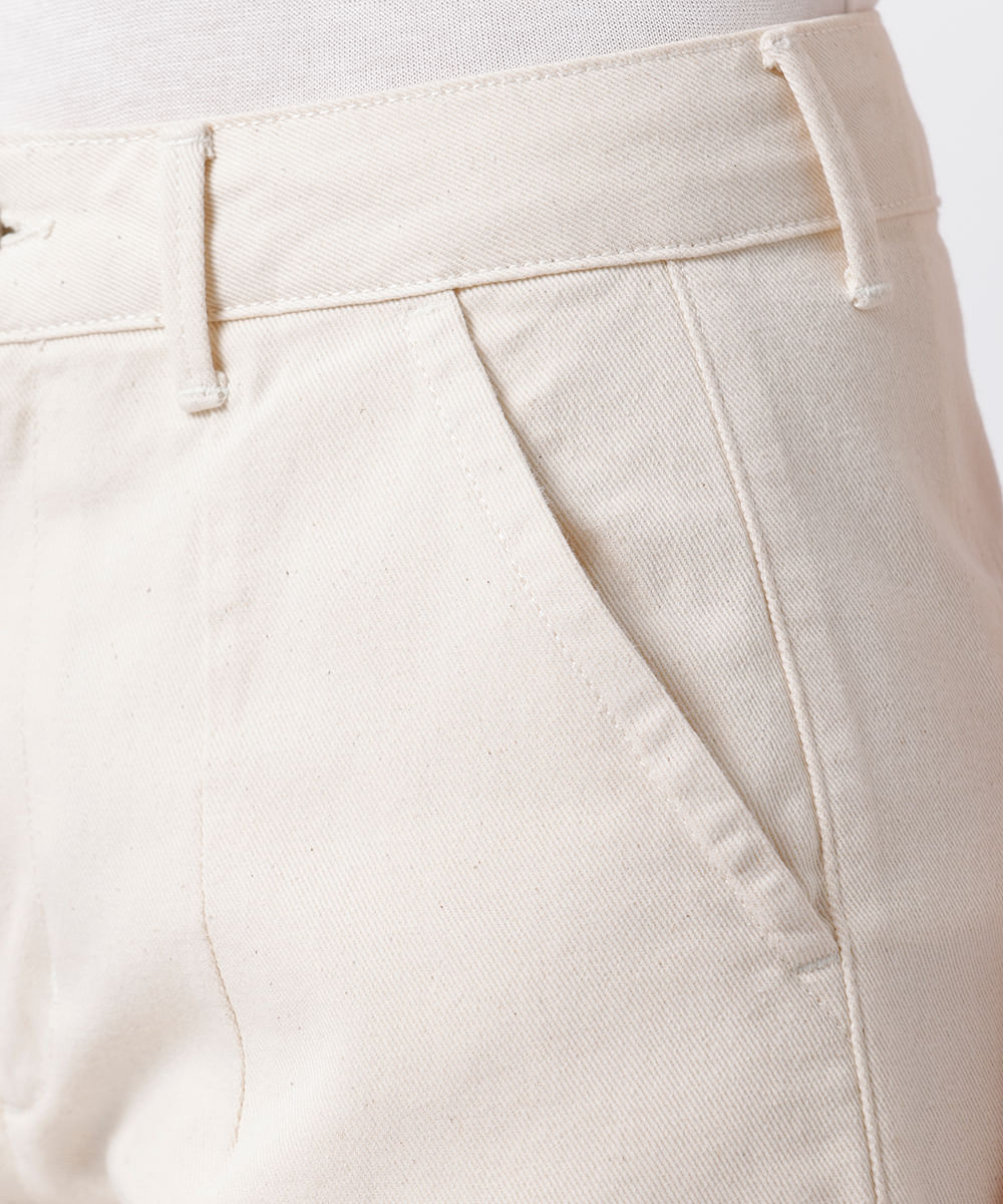 short reto feminino de sarja com pregas mindset off white