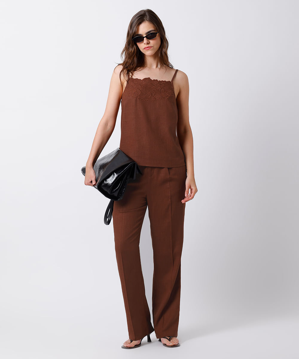 blusa feminina alça fina com bordado floral mindset marrom