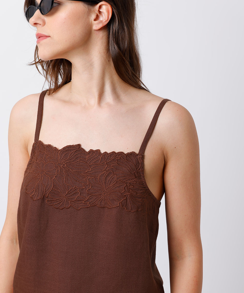 blusa feminina alça fina com bordado floral mindset marrom