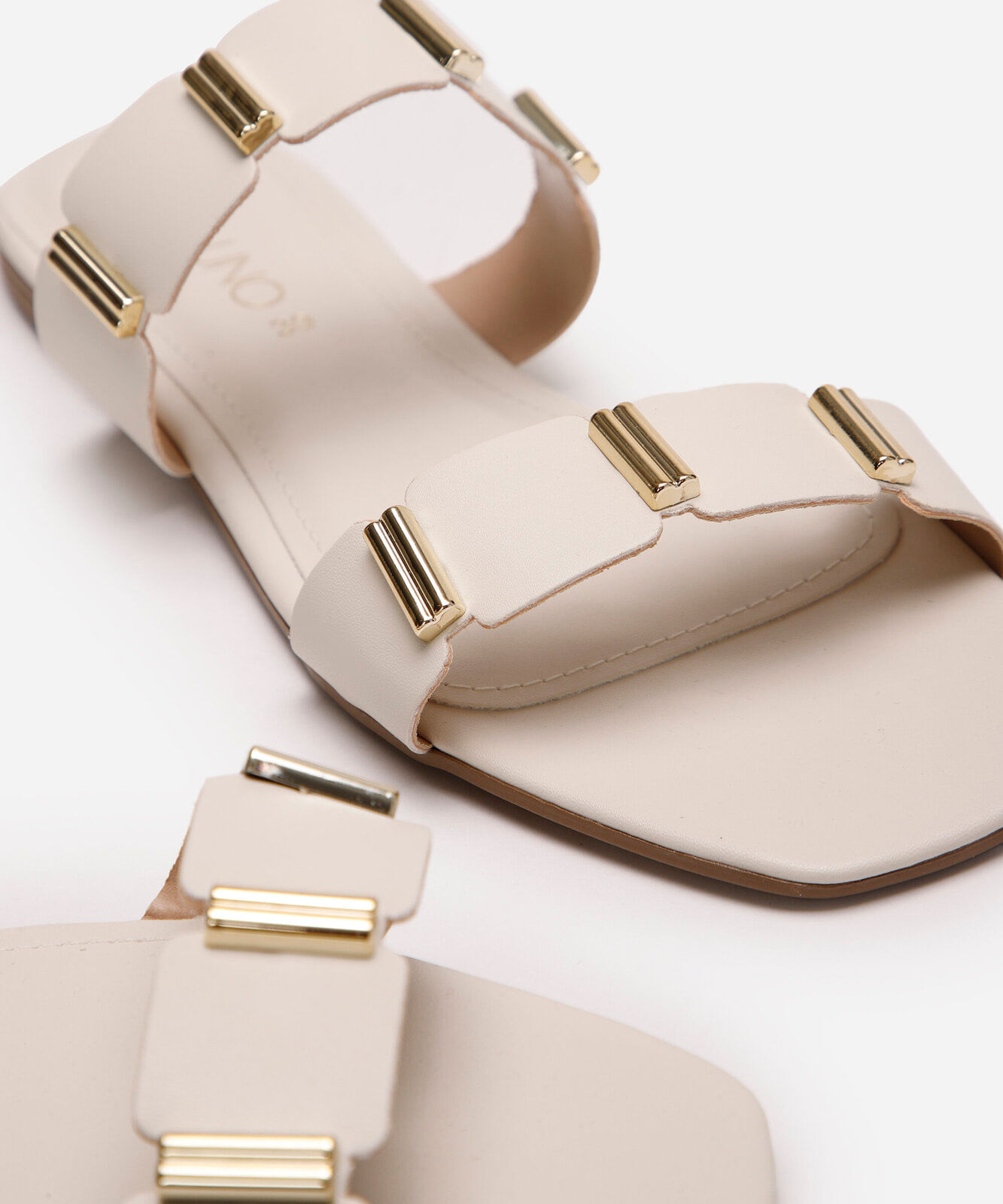 rasteirinha via uno com tira geométrica off white