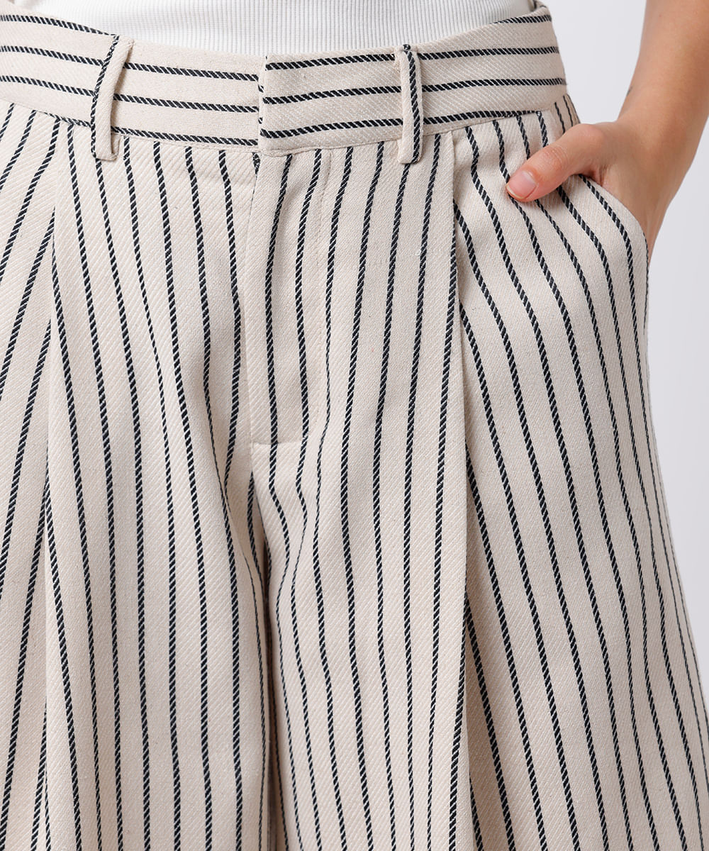 bermuda reta feminina de alfaiataria com linho e pregas listrada mindset off white