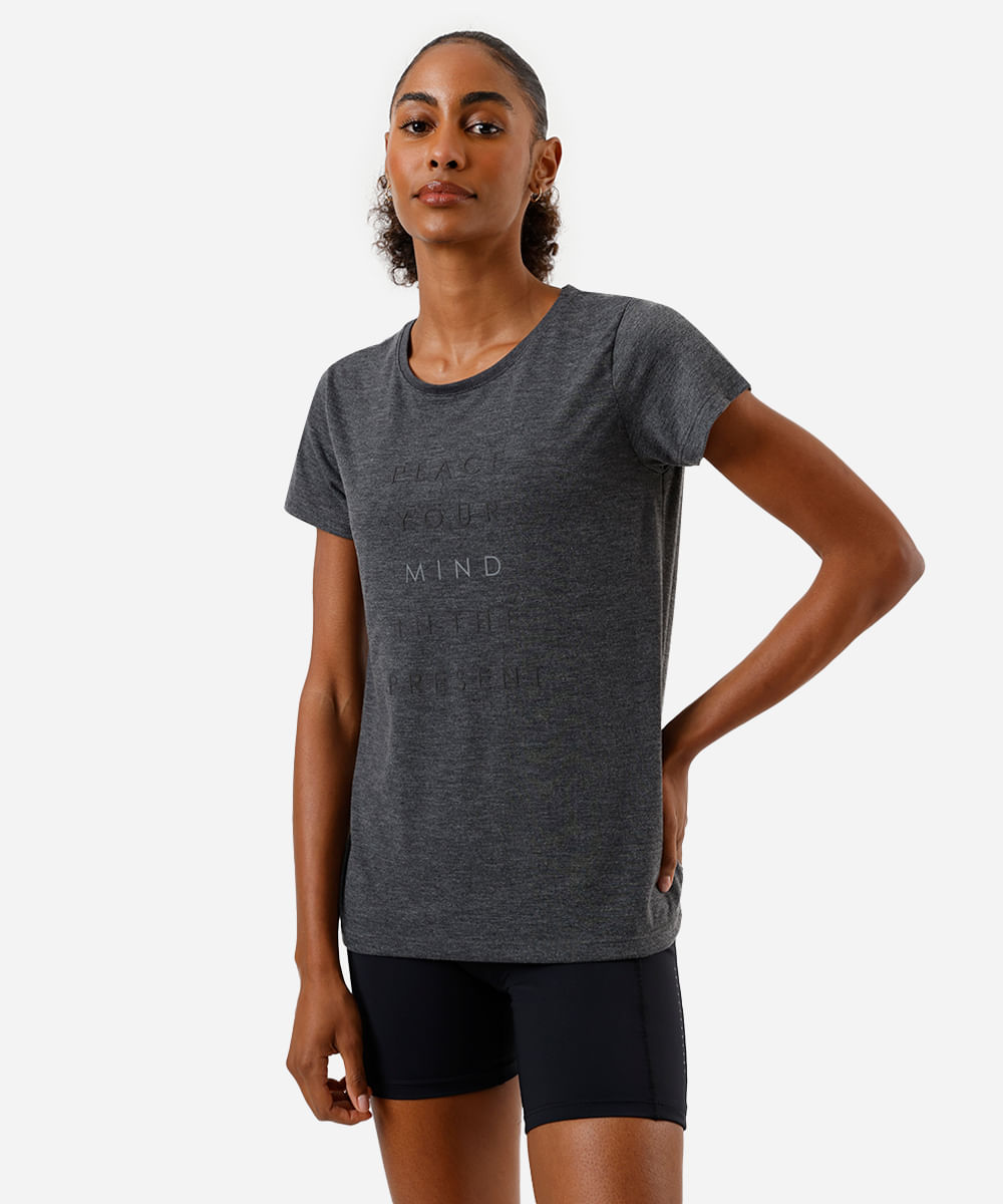 blusa esportiva alongada manga curta cinza