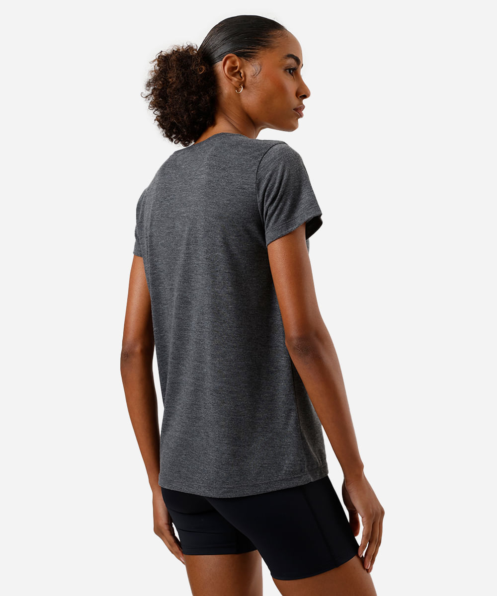 blusa esportiva alongada manga curta cinza