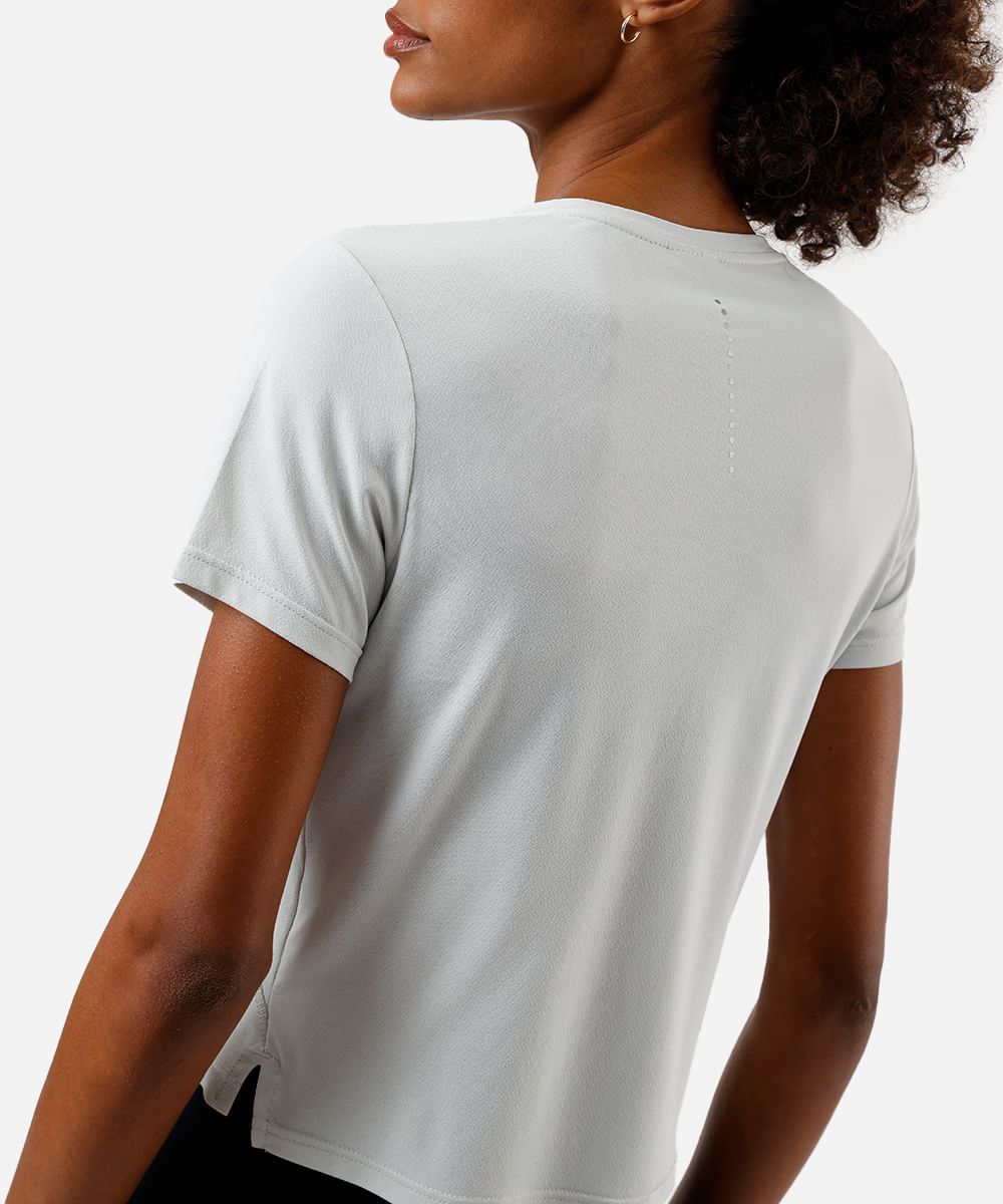 camiseta cropped feminina esportiva com recorte cinza