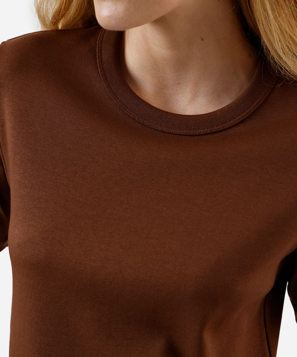 camiseta básica feminina de algodão peruano manga curta marrom