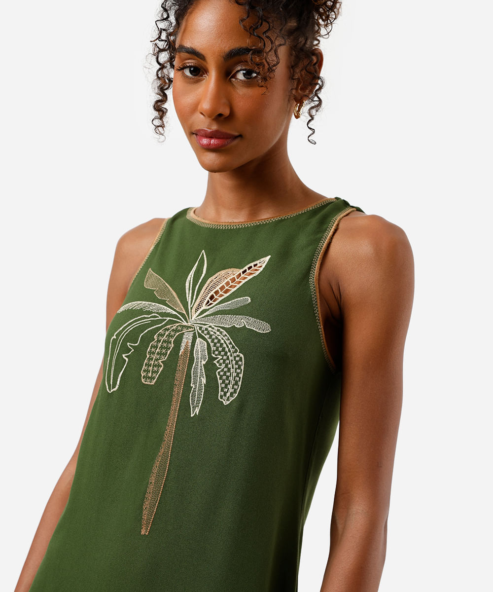 vestido curto feminino em viscose com bordado de folhagem verde