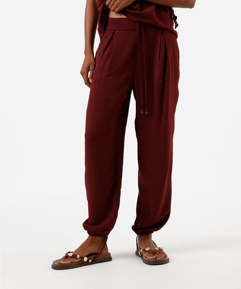 calça jogger feminina com pregas texturizada vinho