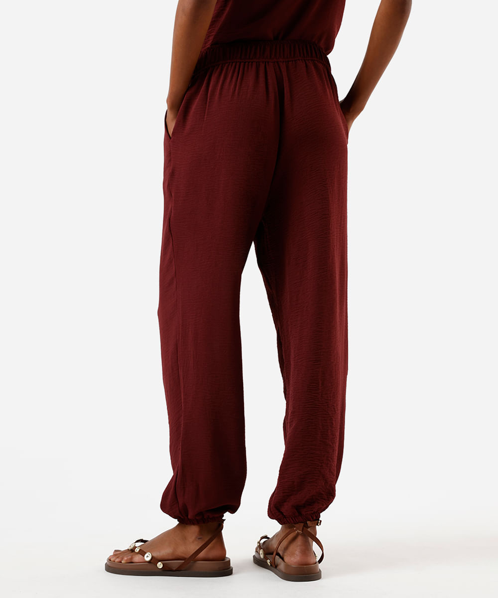 calça jogger feminina com pregas texturizada vinho