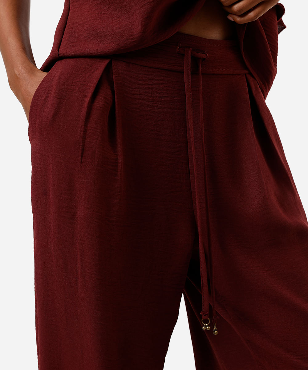 calça jogger feminina com pregas texturizada vinho