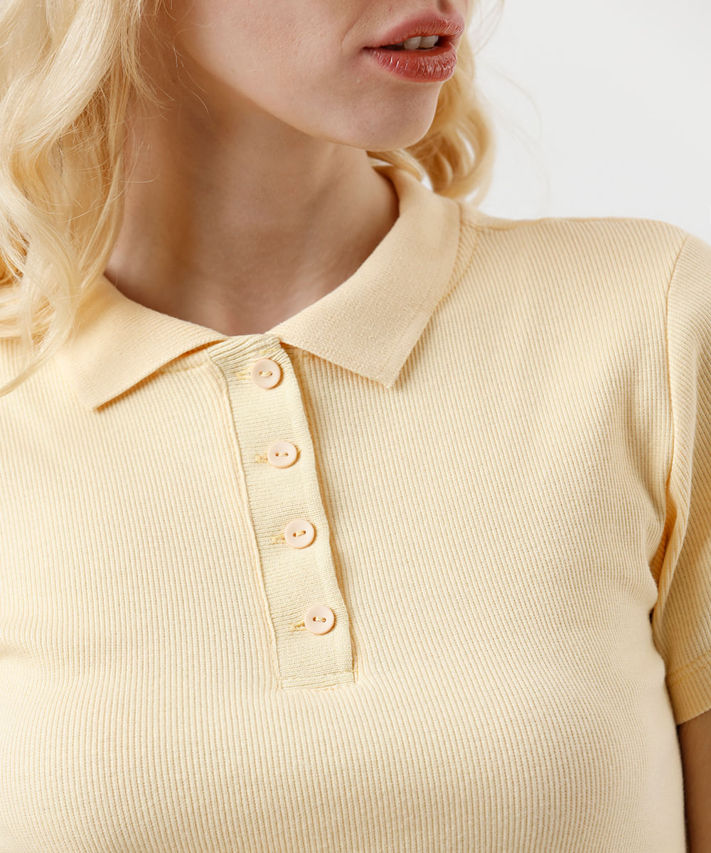 polo feminina de tricot manga curta  amarela