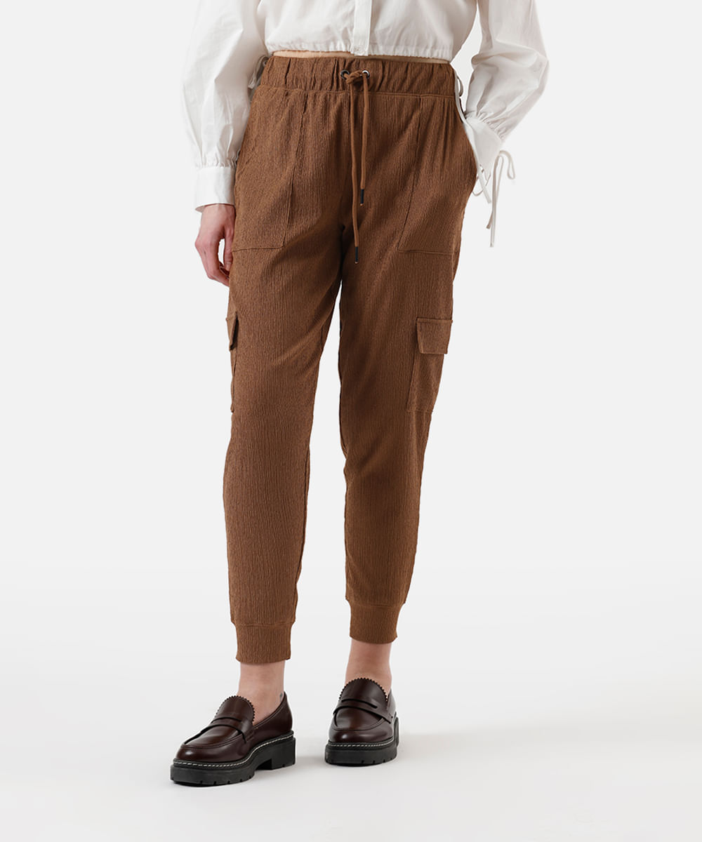 calça jogger feminina bolsos cargo texturizada marrom