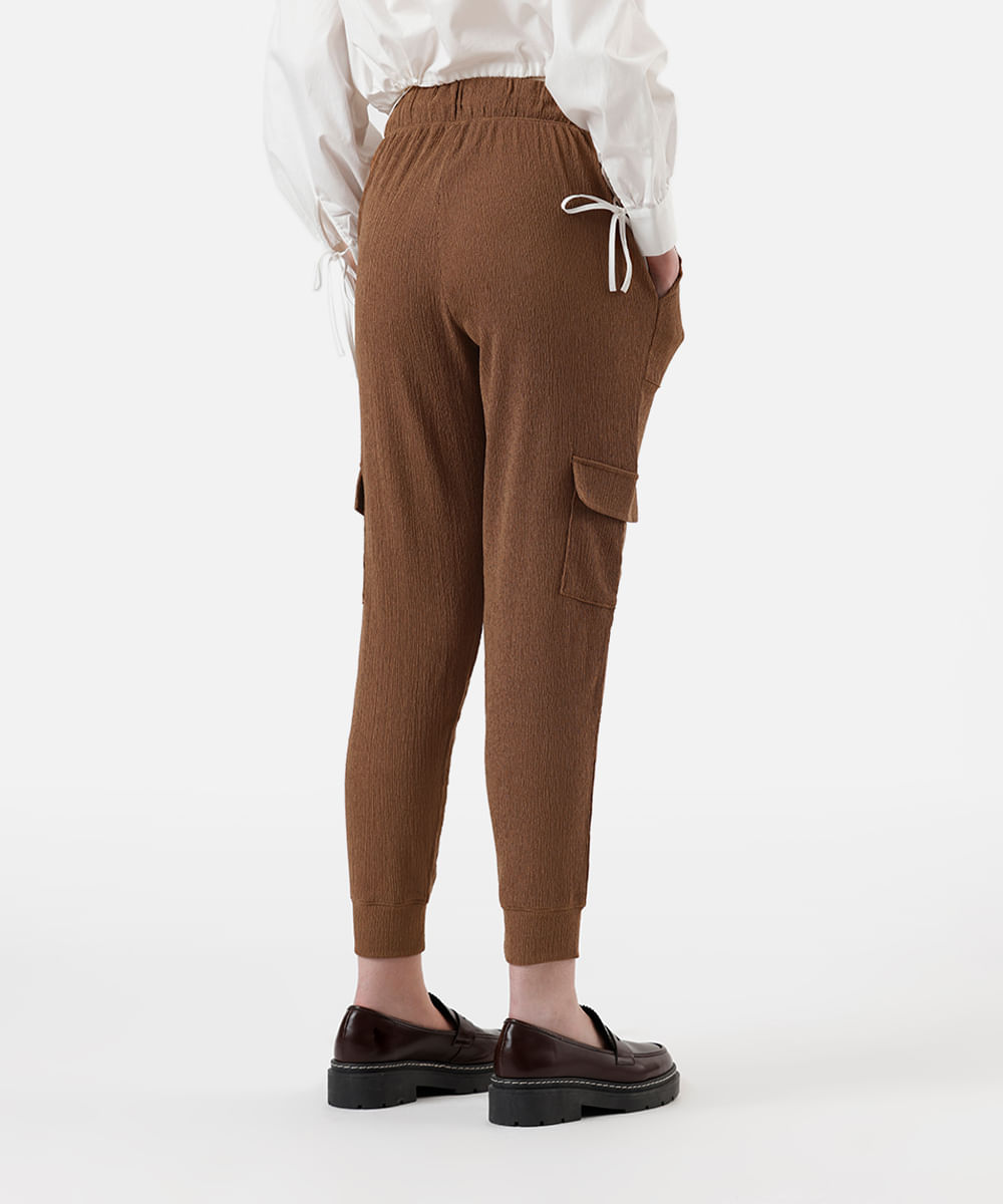calça jogger feminina bolsos cargo texturizada marrom