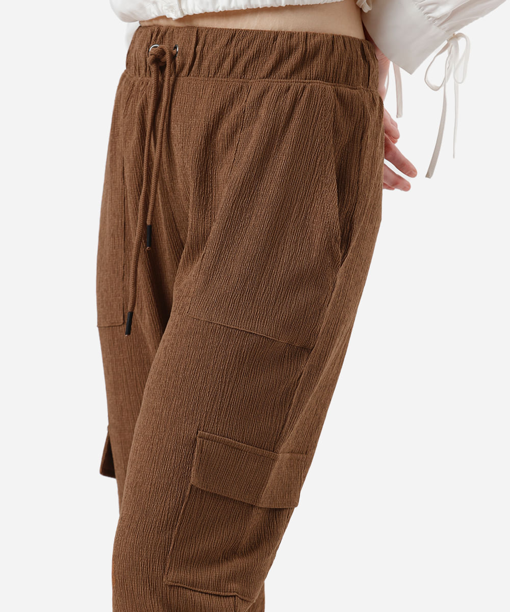 calça jogger feminina bolsos cargo texturizada marrom