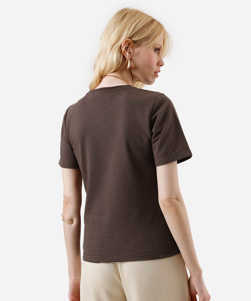 blusa feminina baby look texturizada manga curta marrom