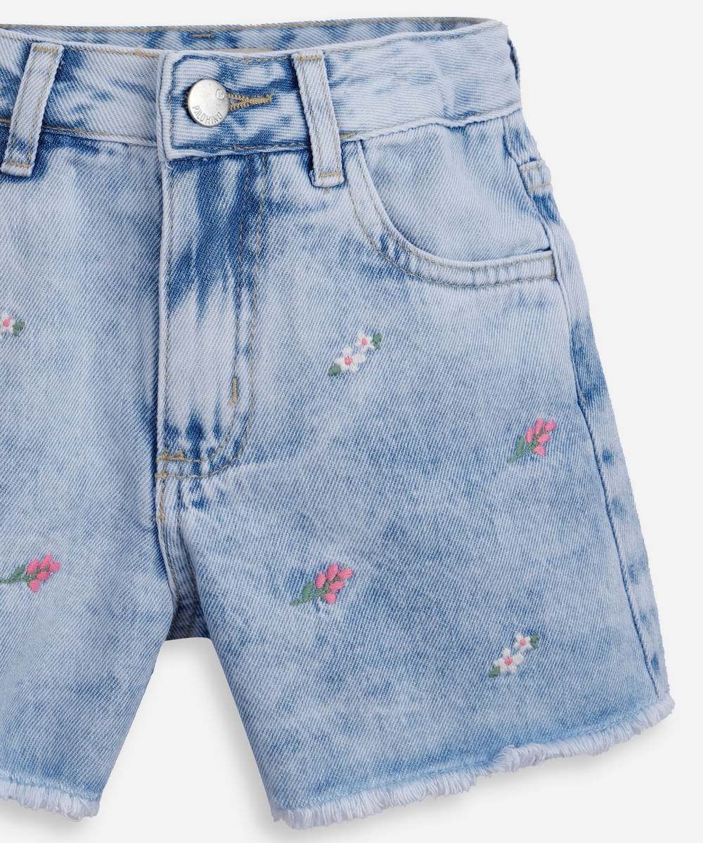 short mom infantil jeans com bordado floral e barra desfiada azul