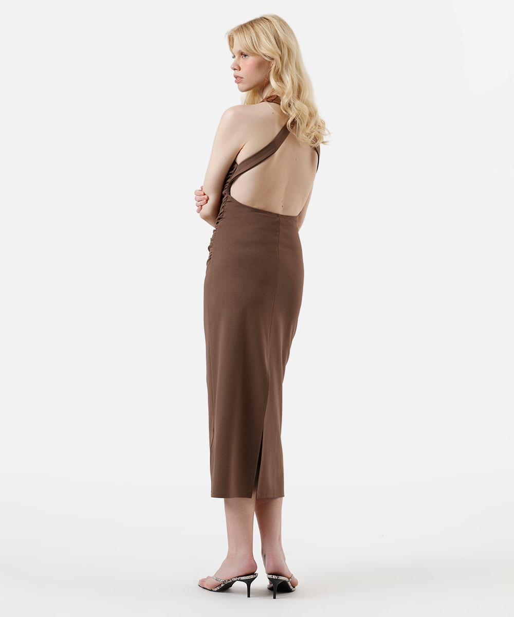 vestido feminino midi cava reta com franzidos marrom