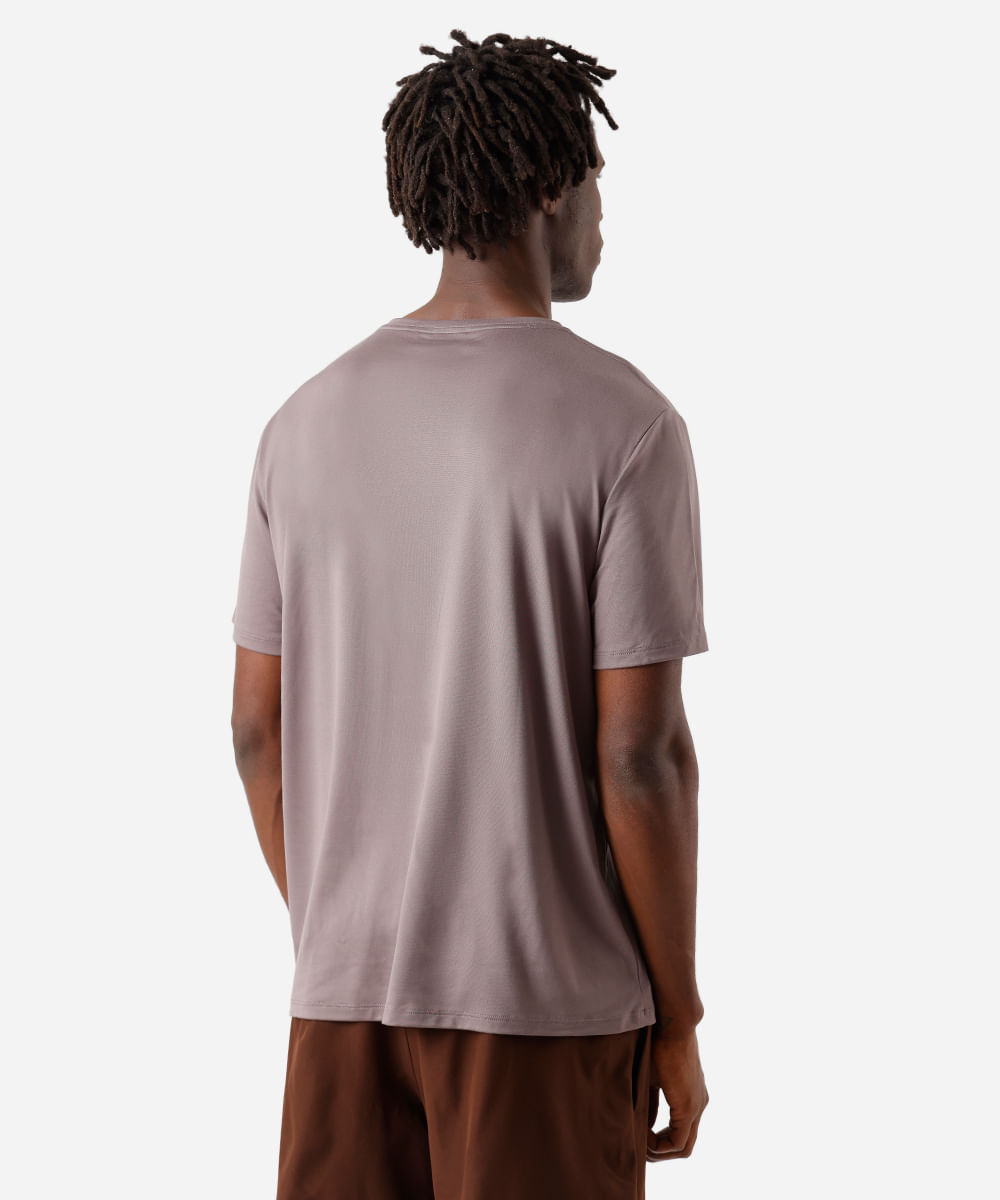 camiseta masculina estampada marrom