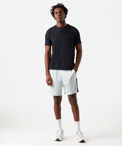 short masculino esportivo com recortes e nervuras cinza