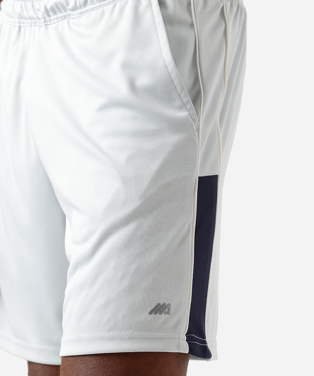 short masculino esportivo com recortes e nervuras cinza