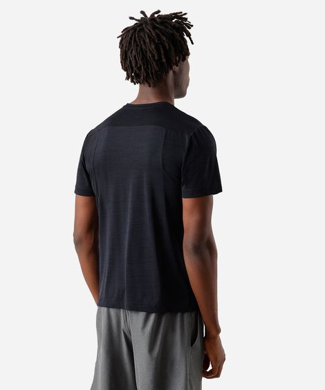 camiseta slim masculina de poliamida com recortes preta