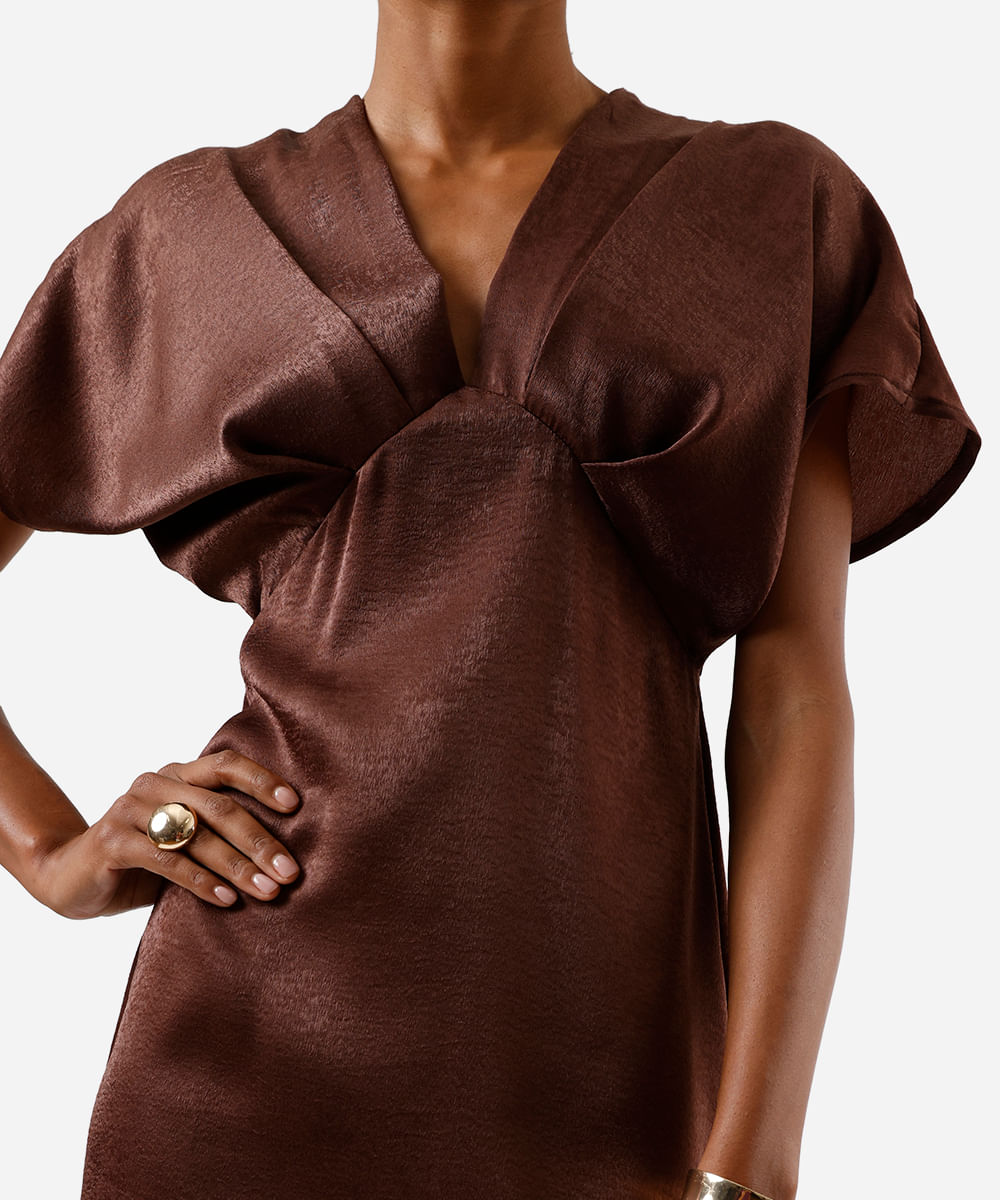 vestido midi feminino decote v com pregas acetinado - marrom