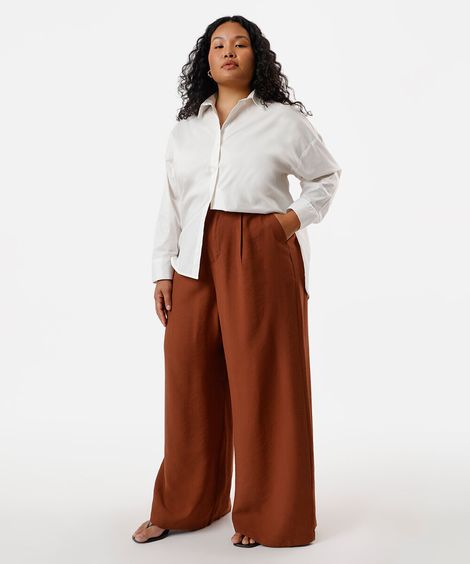 calça alfaiataria com prega e bolso plus size marrom