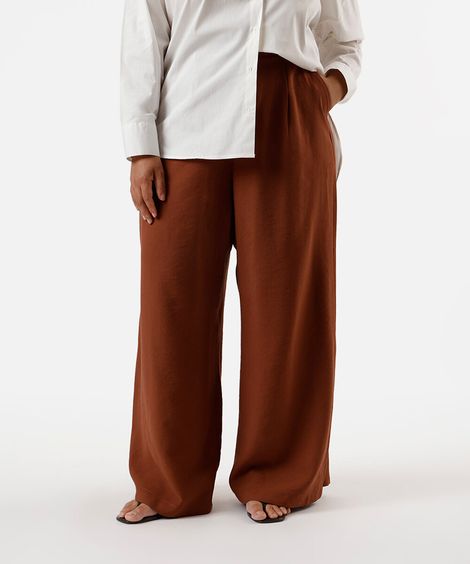 calça alfaiataria com prega e bolso plus size marrom