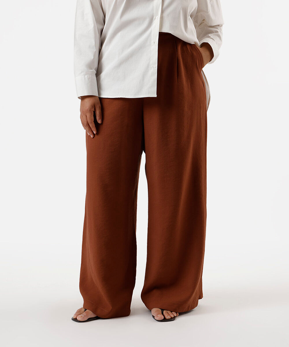 calça alfaiataria com prega e bolso plus size marrom