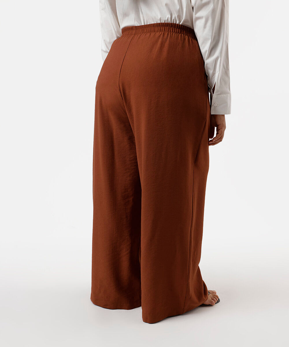 calça alfaiataria com prega e bolso plus size marrom