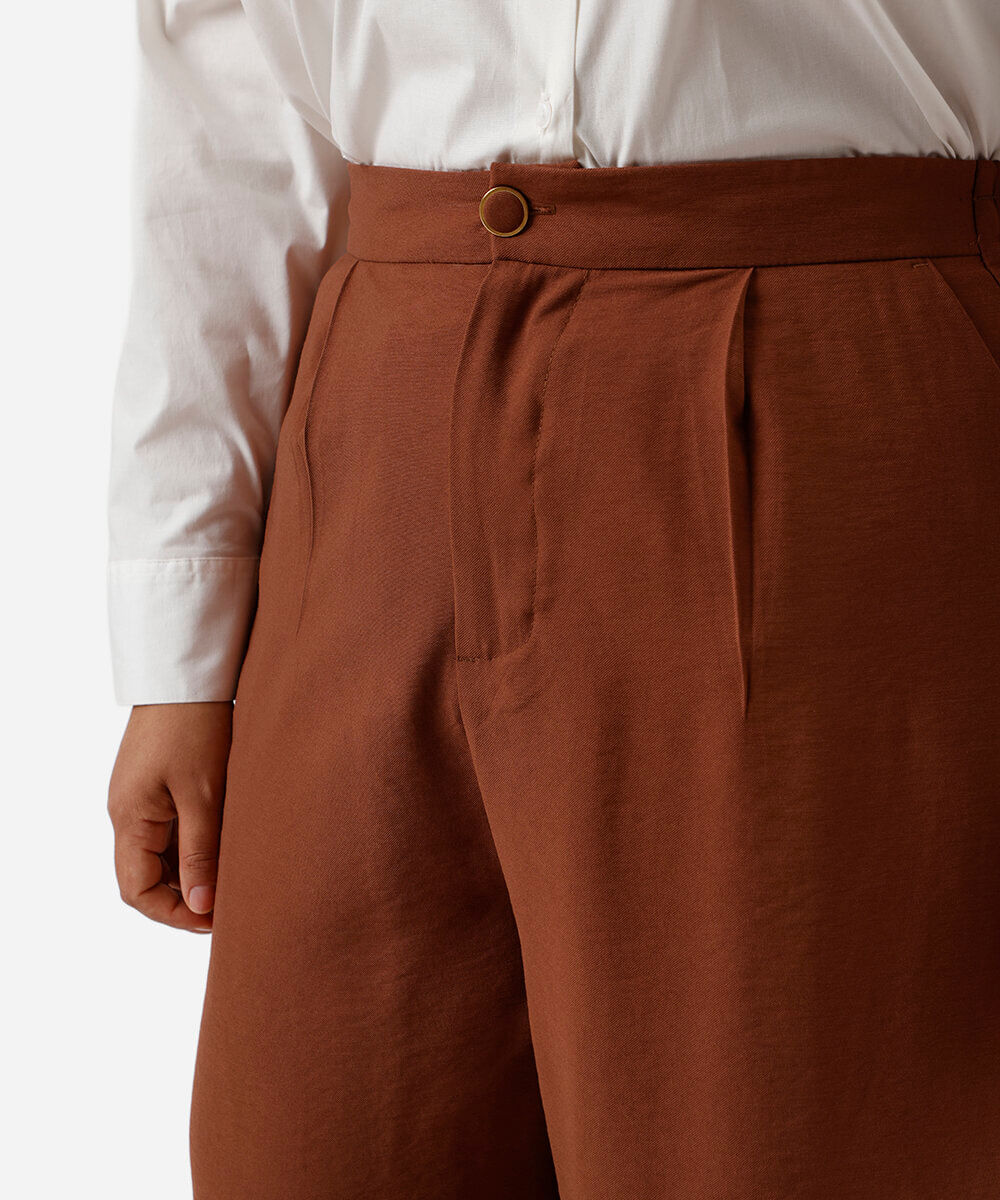 calça alfaiataria com prega e bolso plus size marrom