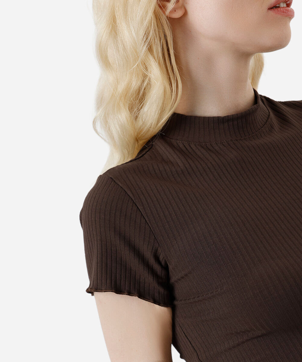 blusa de malha canelada manga curta fru fru marrom