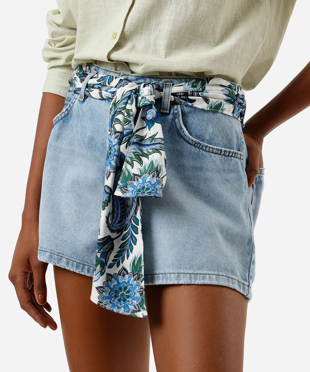 short feminino jeans com cinto lenço azul