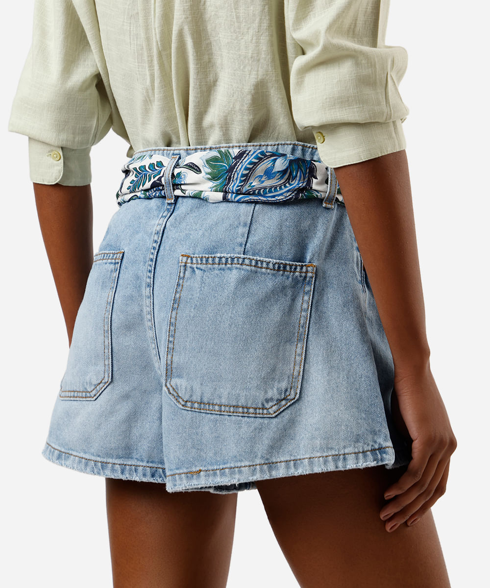 short feminino jeans com cinto lenço azul