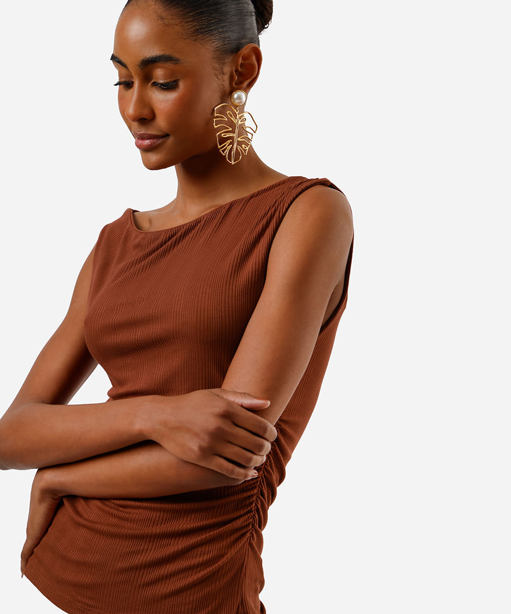 regata alongada feminina de viscose canelada franzida marrom