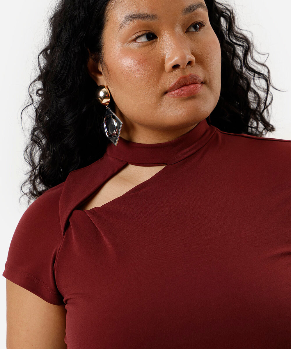 blusa feminina gola alta com recorte franzida mindset plus size vinho