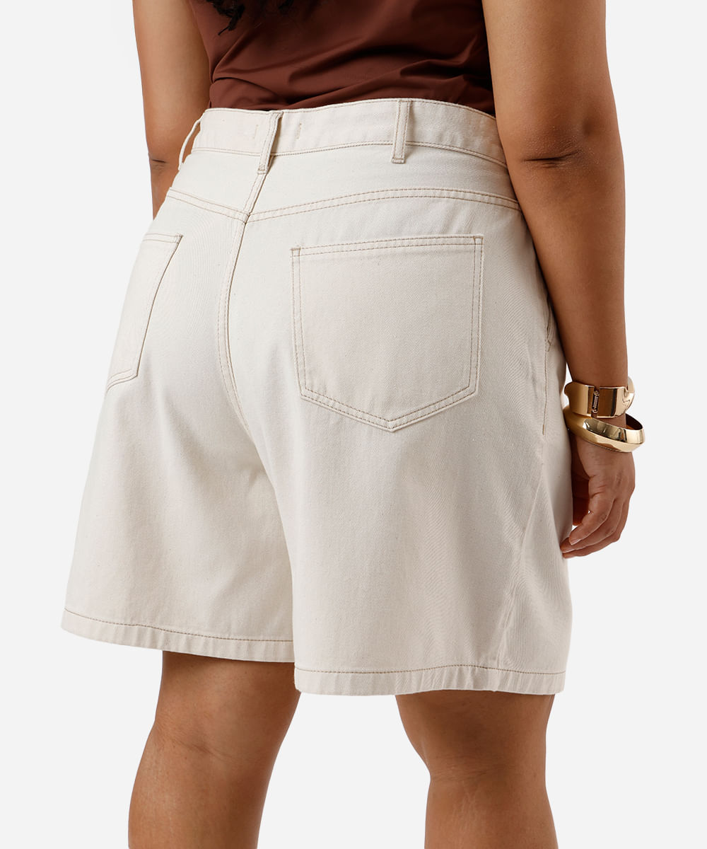 bermuda feminina de sarja com pregas plus size bege