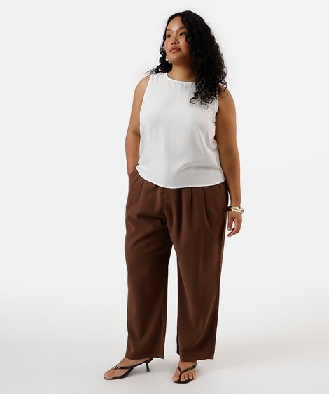 calça reta feminina de alfaiataria com viscose e pregas plus size marrom