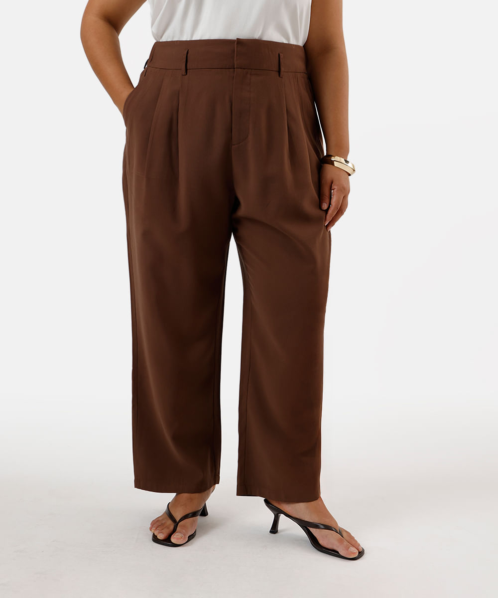 calça reta feminina de alfaiataria com viscose e pregas plus size marrom