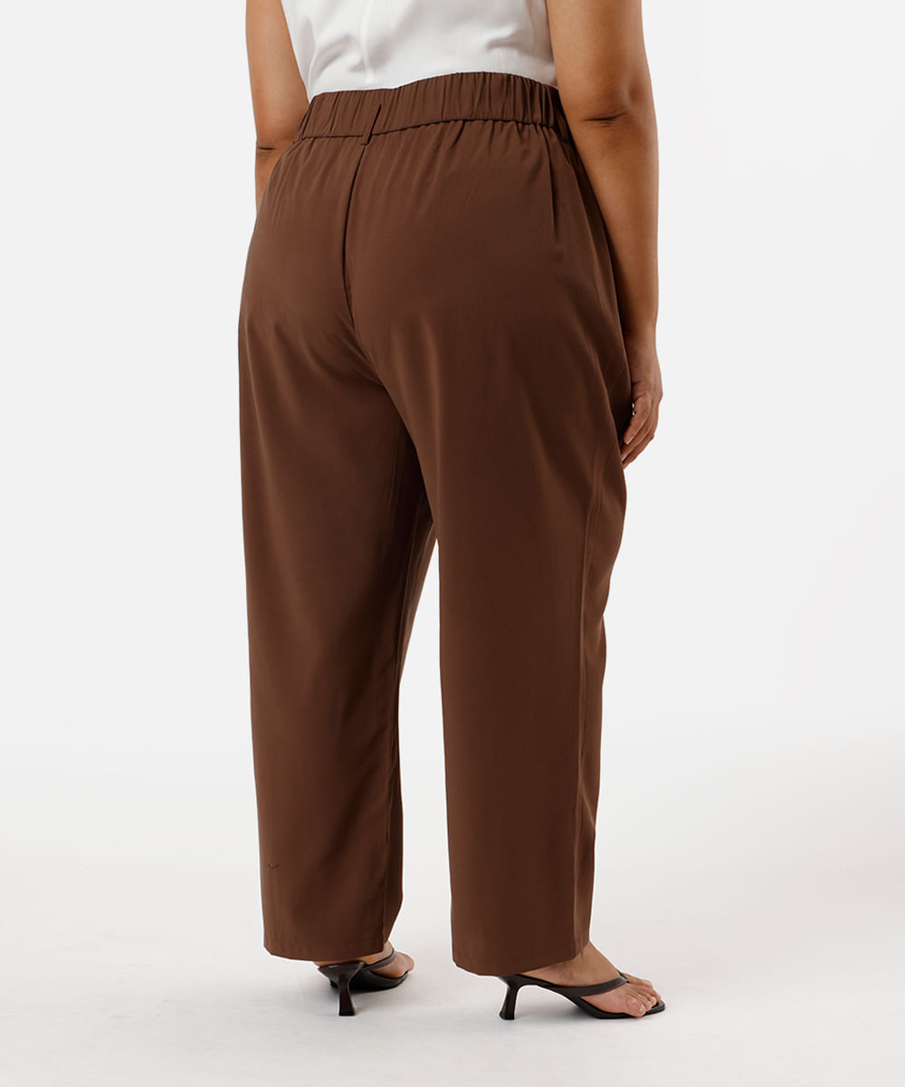calça reta feminina de alfaiataria com viscose e pregas plus size marrom