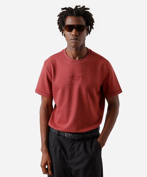 camiseta masculina com algodão e bordado vermelha
