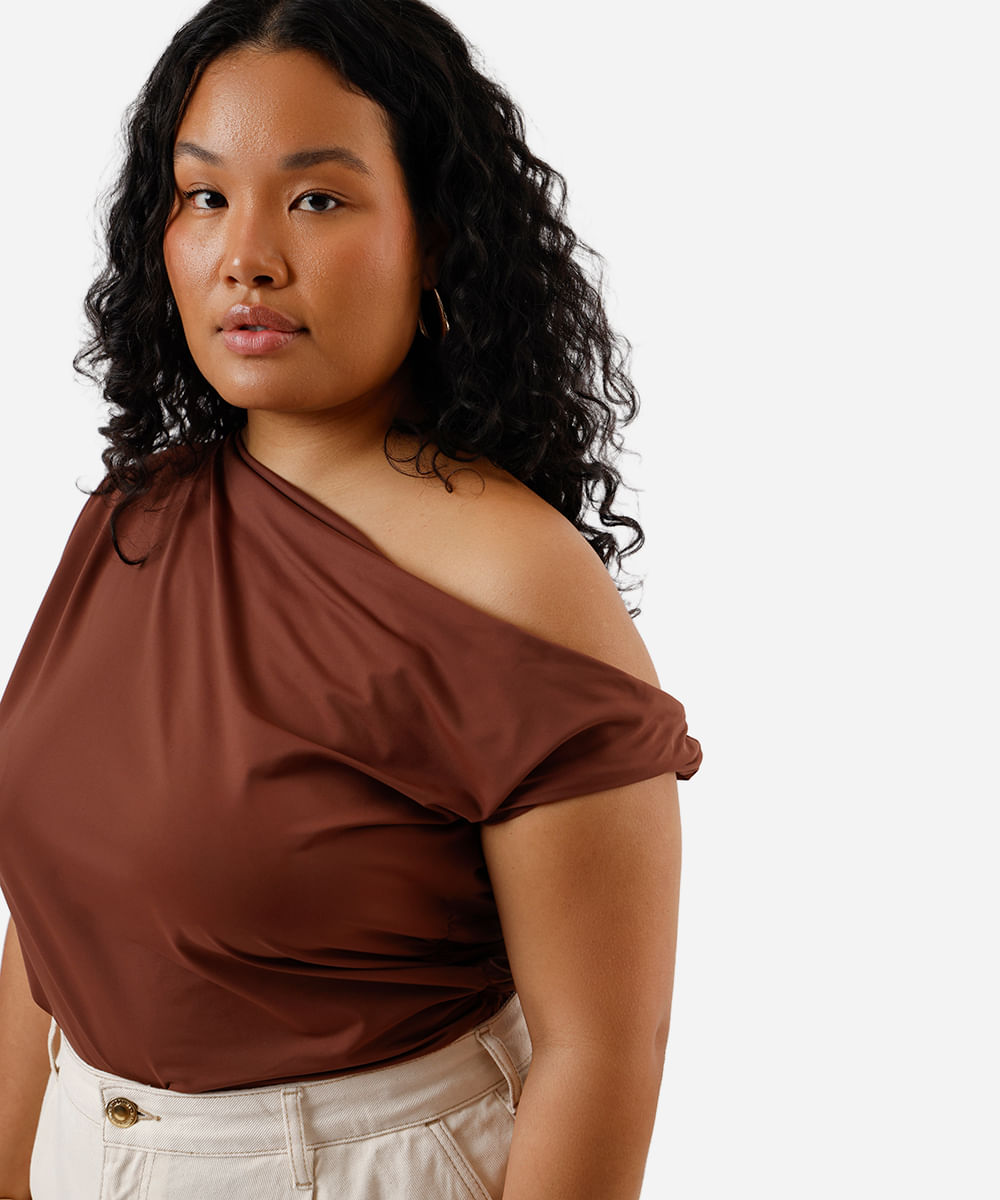 blusa feminina de poliamida assimétrica franzida plus size marrom