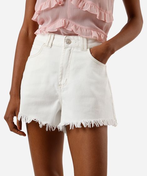 short feminino de sarja com barra desfiada off white