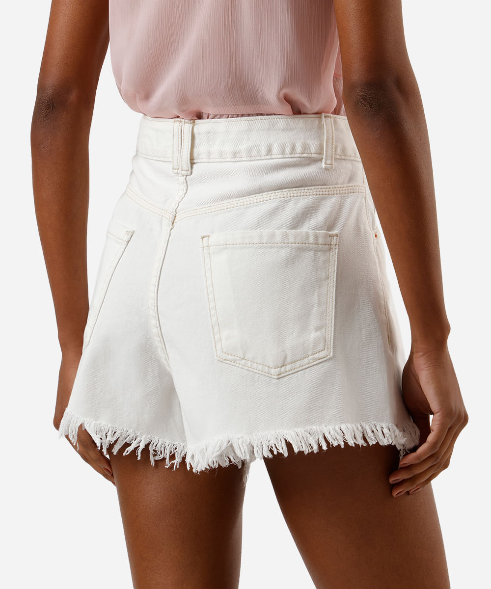 short feminino de sarja com barra desfiada off white