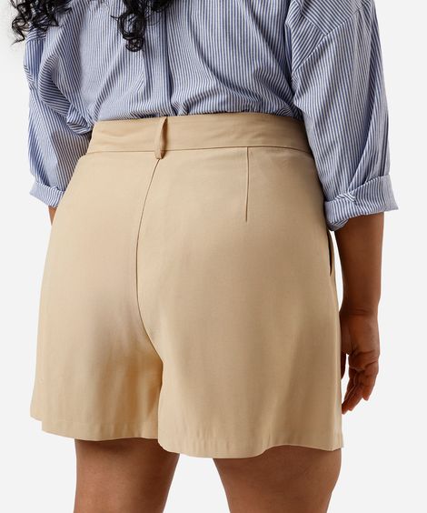 short feminino de alfaiataria com pregas plus size bege