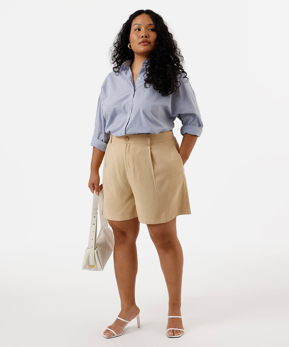 short feminino de alfaiataria com pregas plus size bege